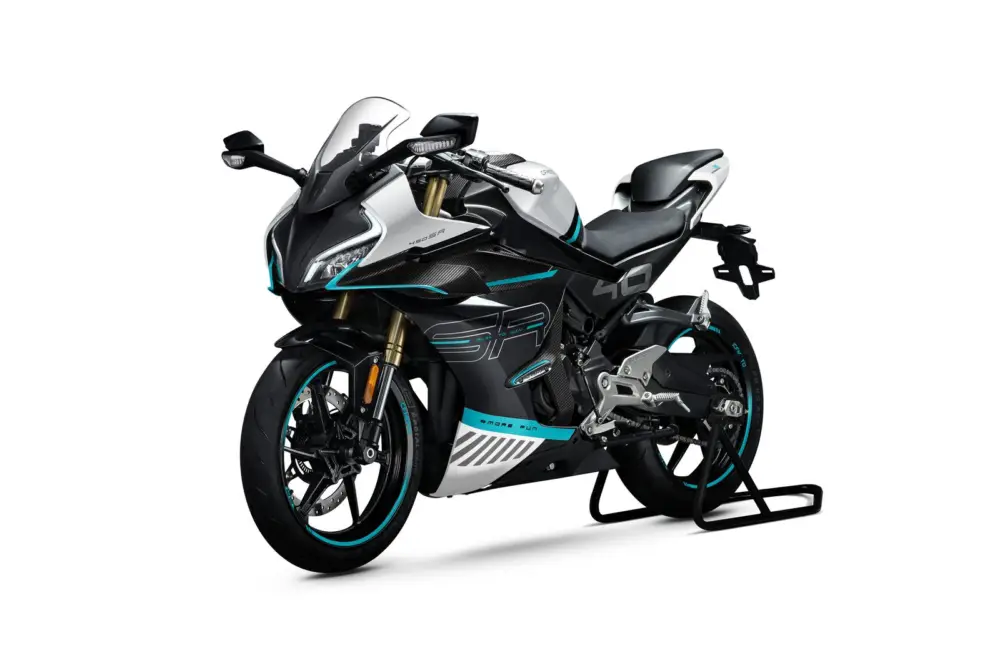 Oblíbený CFMOTO 450SR bílá E5+