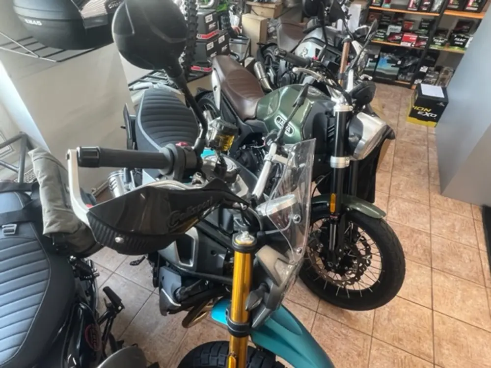 Nová Kolekce CFMoto CLX Adventure blastry - Chrániče páček POLISPORT s univerzální montážní