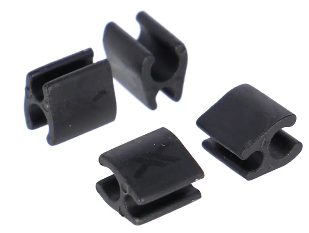 Sleva příchytka kabelu XLC BR-X121 pro Di2 2,5mm kabel/4mm bowden 2páry