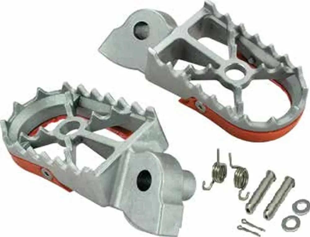 Speciální Cena BUZZETTI stupačky řidiče KTM SX 50 14-22; SX 65 11-22; SX 85 03-17; SX/SXF 125/250/350/450 98-16 ( nerez v kompletu s montážní sadou 2 pružiny, 2 čepy, 2 podložky, 2 závlačky)