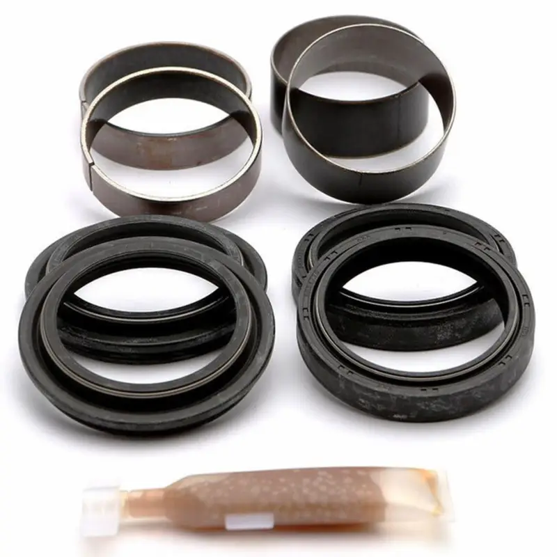 Cenově Výhodný KYB opravná sada tlumiče přední RM 250 03 (těsnění prachové 2 kusy, olejové 2 kusy, pouzdra 4 kusy, mazivo) (SERVICE KIT)